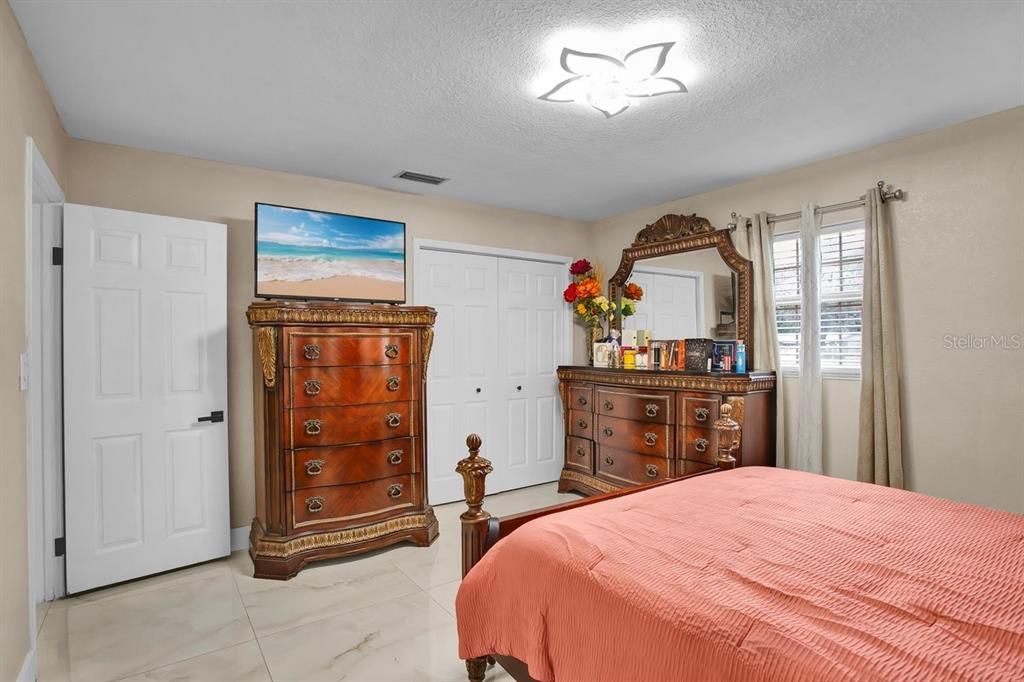 For Sale: $500,000 (5 beds, 5 baths, 1672 Square Feet)