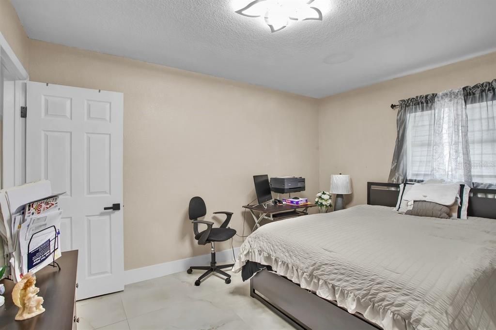 For Sale: $500,000 (5 beds, 5 baths, 1672 Square Feet)