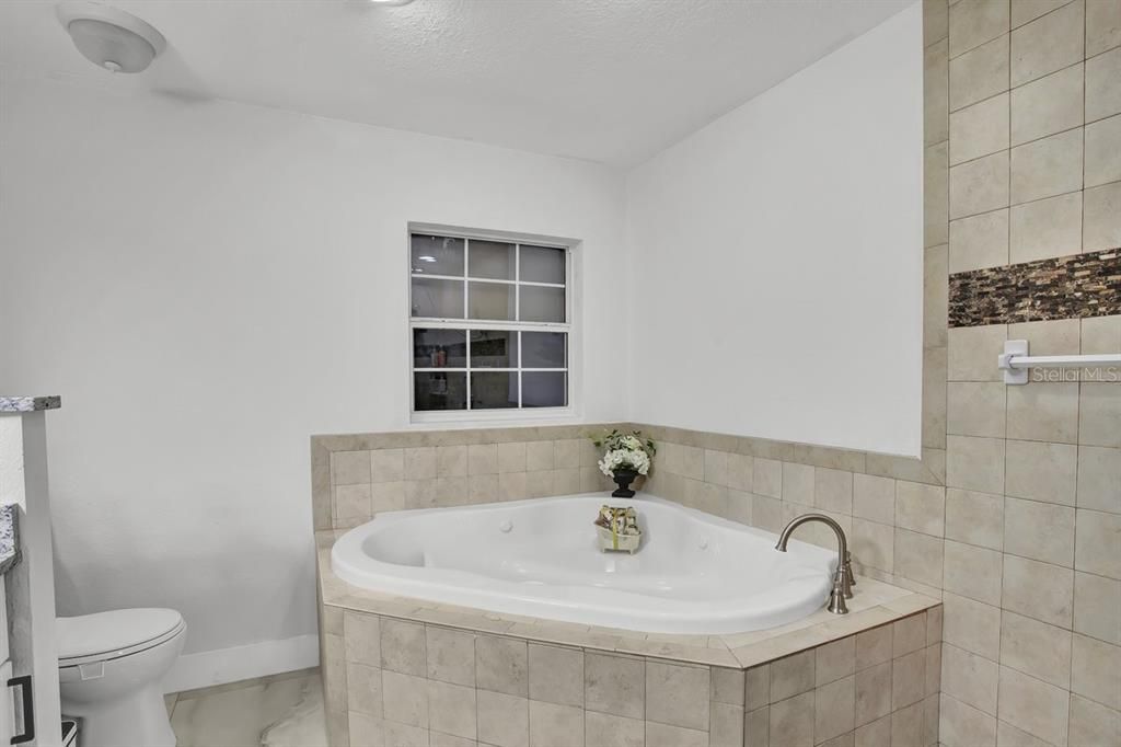 For Sale: $500,000 (5 beds, 5 baths, 1672 Square Feet)