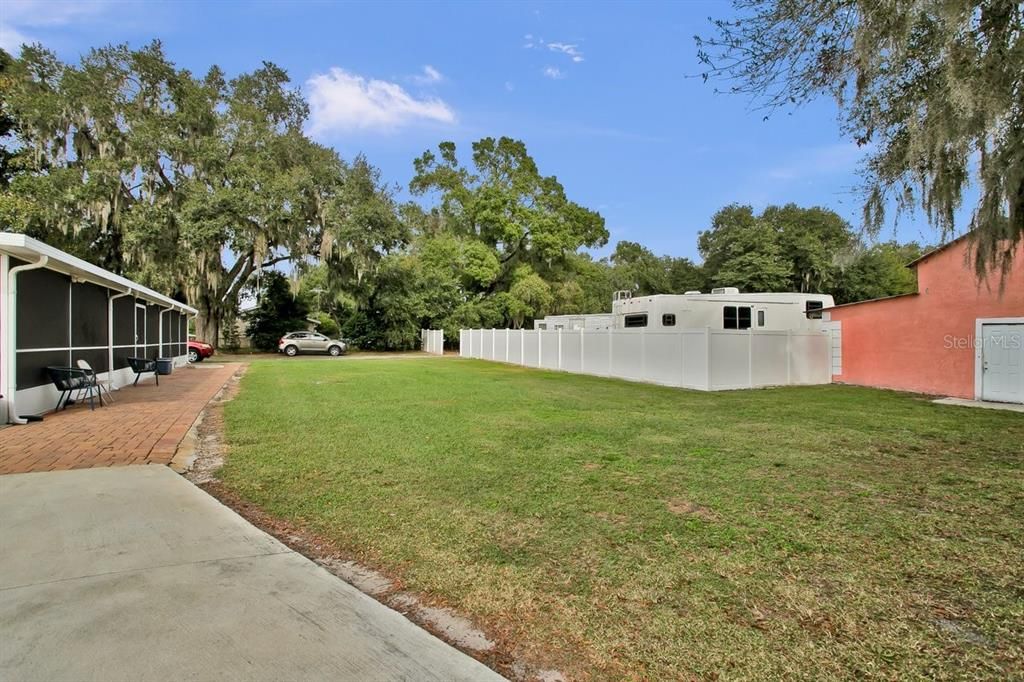 For Sale: $500,000 (5 beds, 5 baths, 1672 Square Feet)