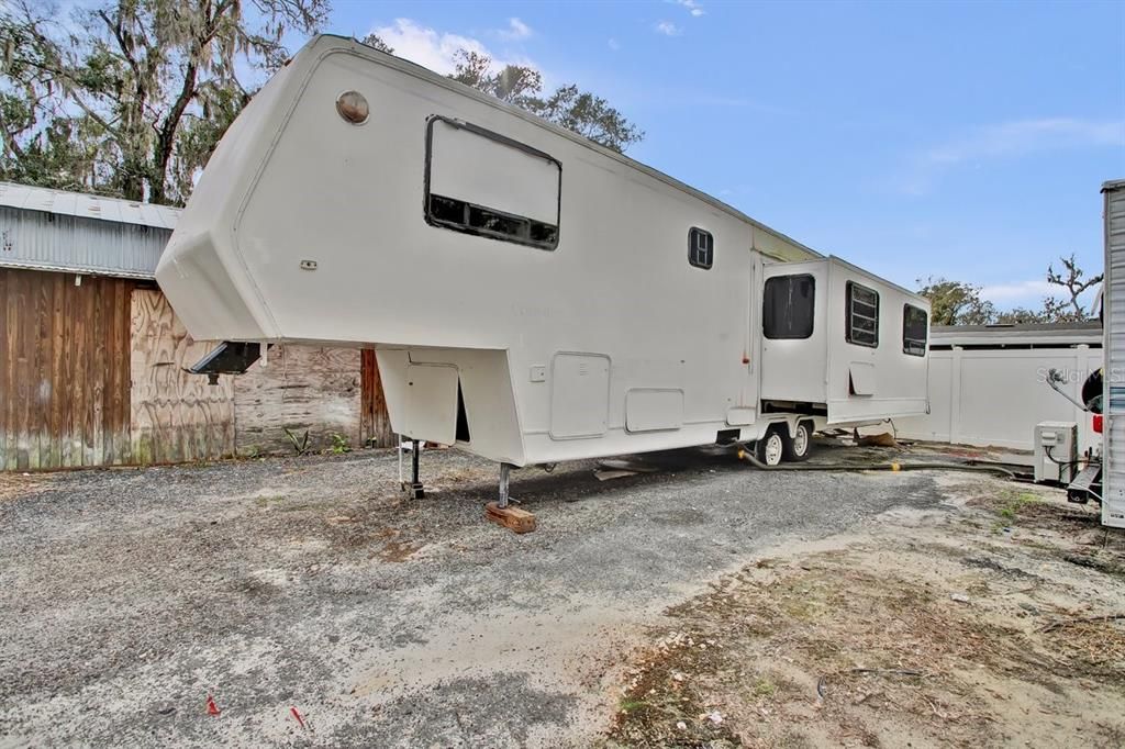 For Sale: $500,000 (5 beds, 5 baths, 1672 Square Feet)