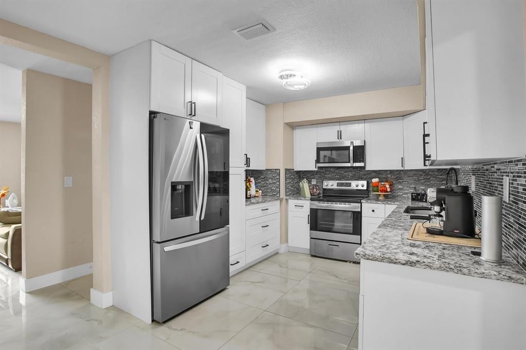 For Sale: $500,000 (5 beds, 5 baths, 1672 Square Feet)