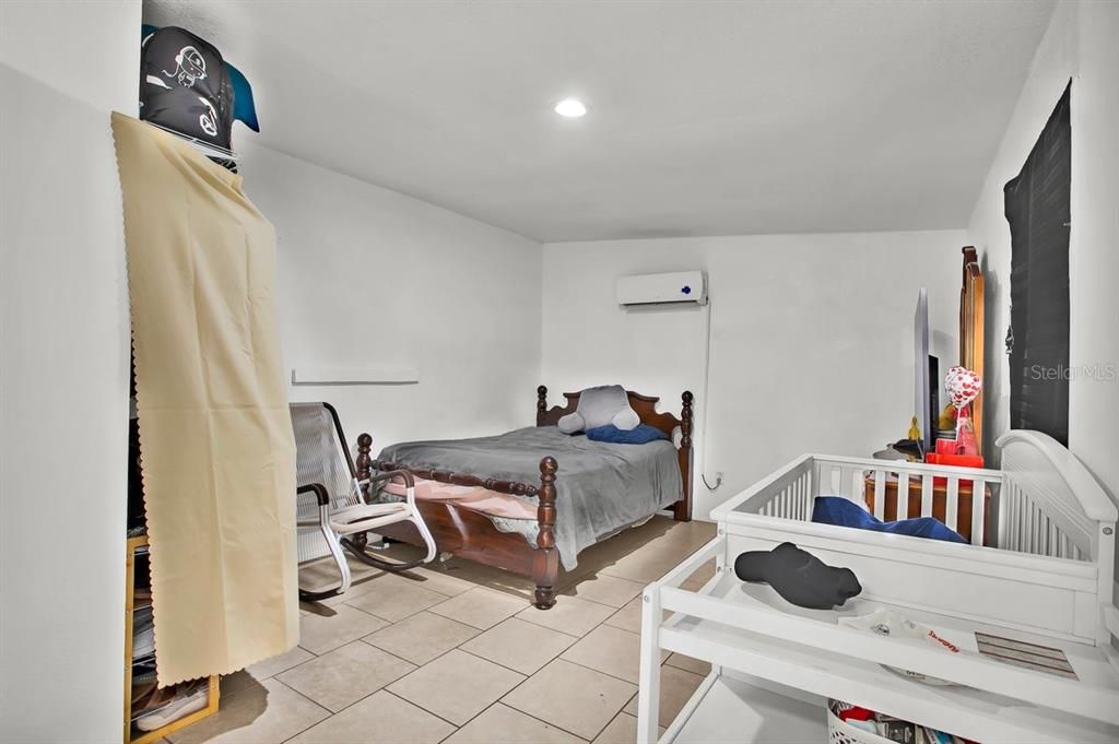 For Sale: $500,000 (5 beds, 5 baths, 1672 Square Feet)