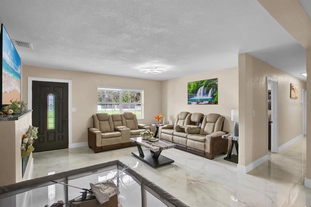 For Sale: $500,000 (5 beds, 5 baths, 1672 Square Feet)