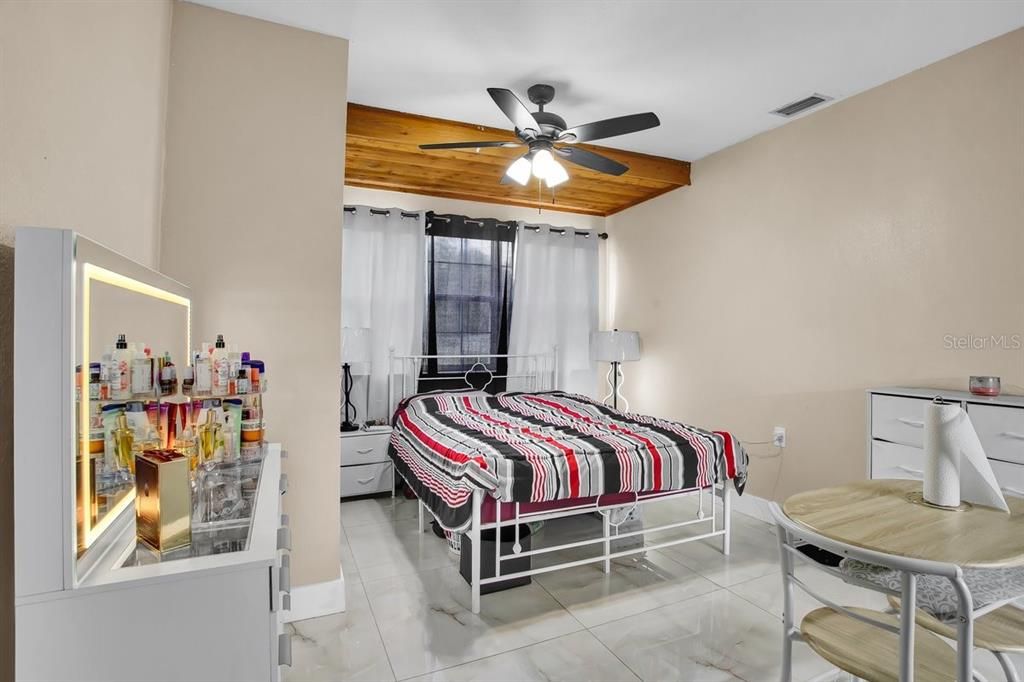 For Sale: $500,000 (5 beds, 5 baths, 1672 Square Feet)