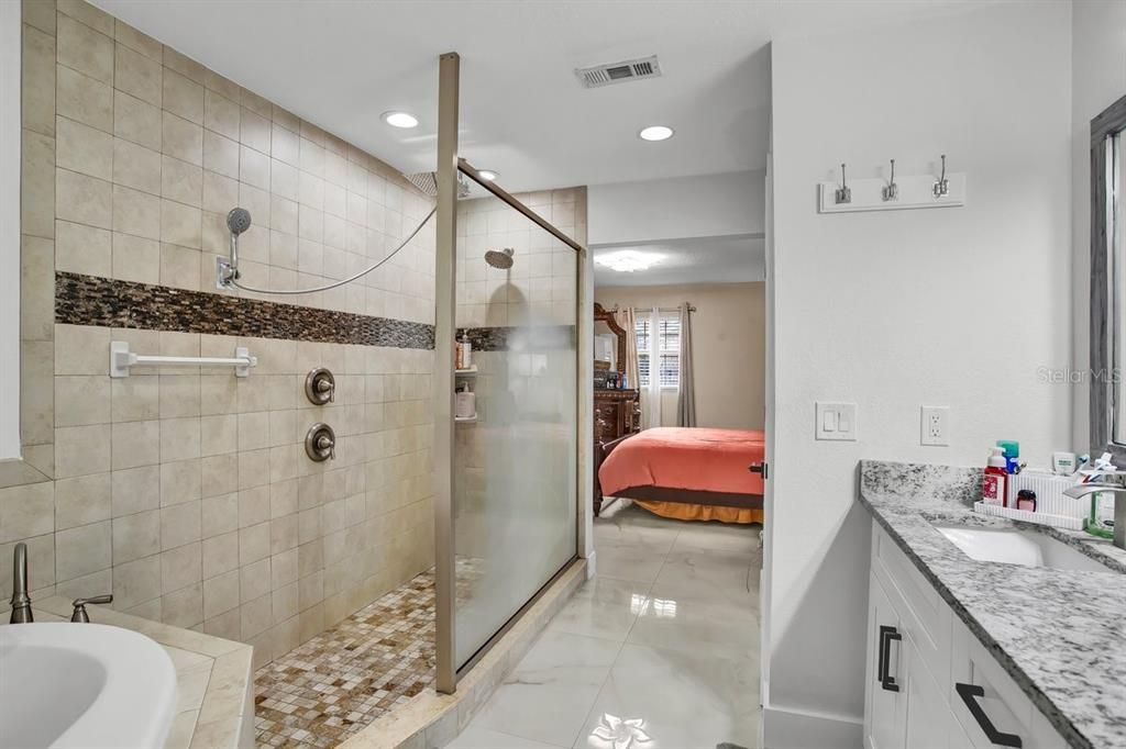 For Sale: $500,000 (5 beds, 5 baths, 1672 Square Feet)