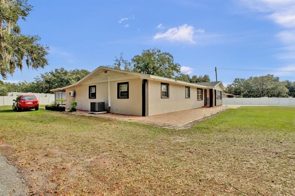 For Sale: $500,000 (5 beds, 5 baths, 1672 Square Feet)