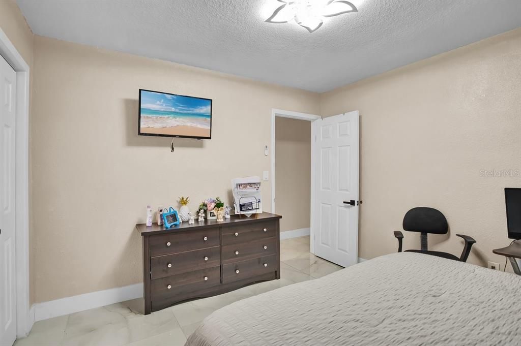 For Sale: $500,000 (5 beds, 5 baths, 1672 Square Feet)