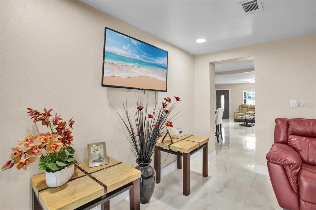 For Sale: $500,000 (5 beds, 5 baths, 1672 Square Feet)