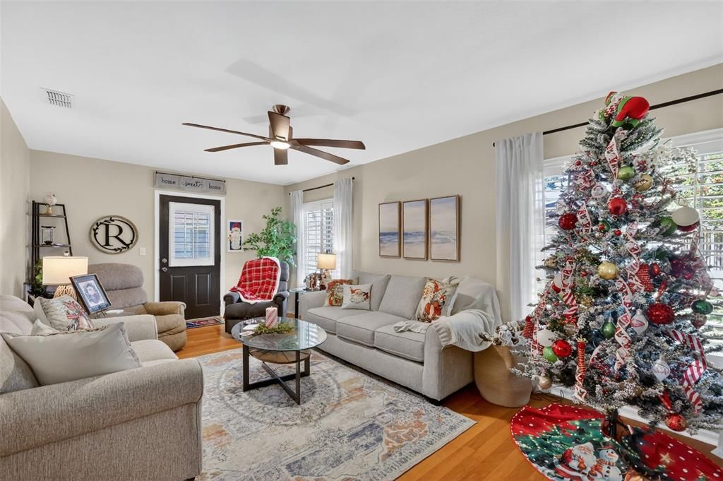 En Venta: $325,000 (2 camas, 2 baños, 1858 Pies cuadrados)