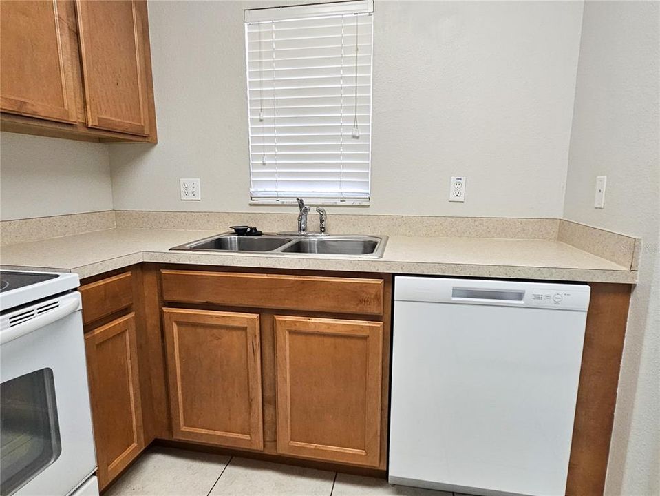 出租: $1,600 (2 贝兹, 2 浴室, 1496 平方英尺)