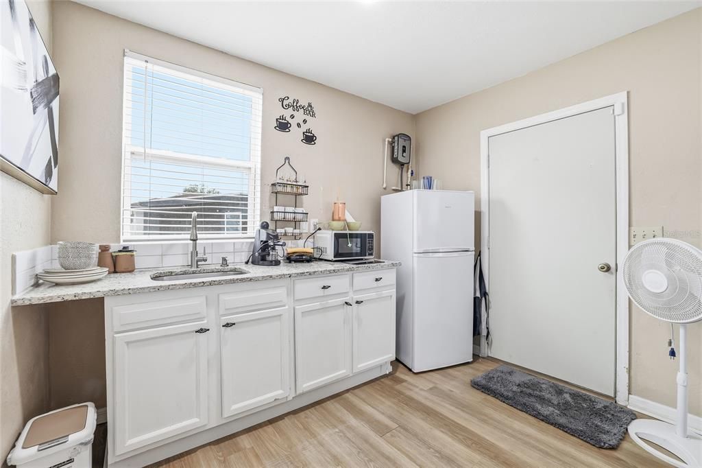 На продажу: $600,000 (4 спален, 2 ванн, 1484 Квадратных фут)