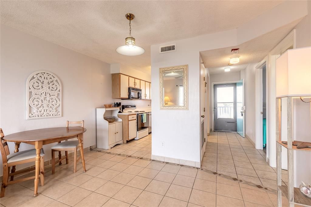 For Sale: $249,000 (2 beds, 2 baths, 876 Square Feet)