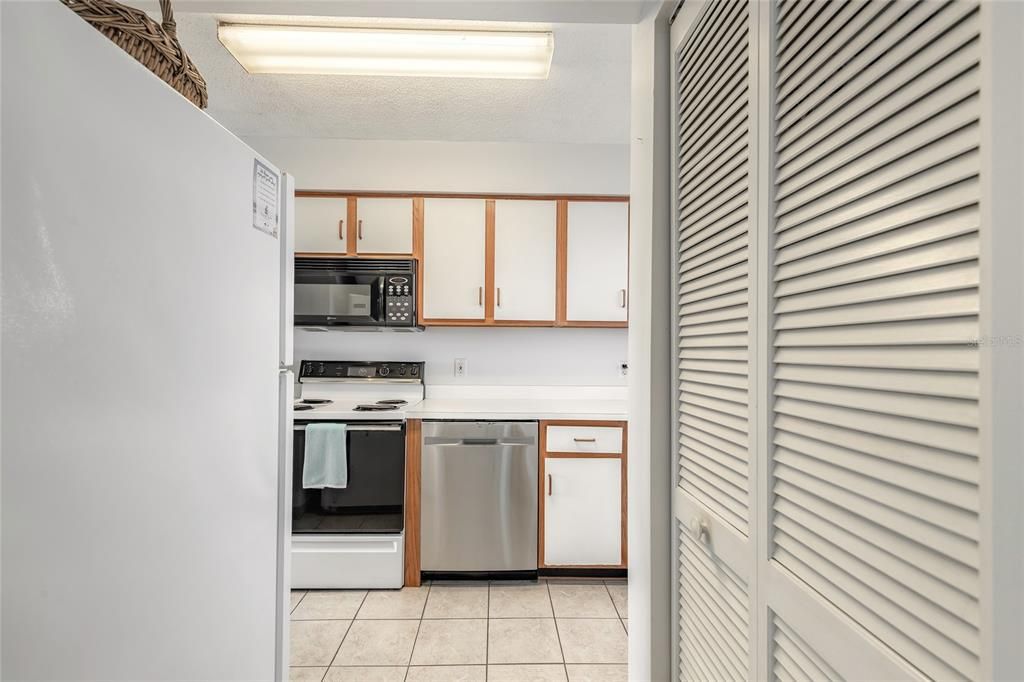 For Sale: $249,000 (2 beds, 2 baths, 876 Square Feet)