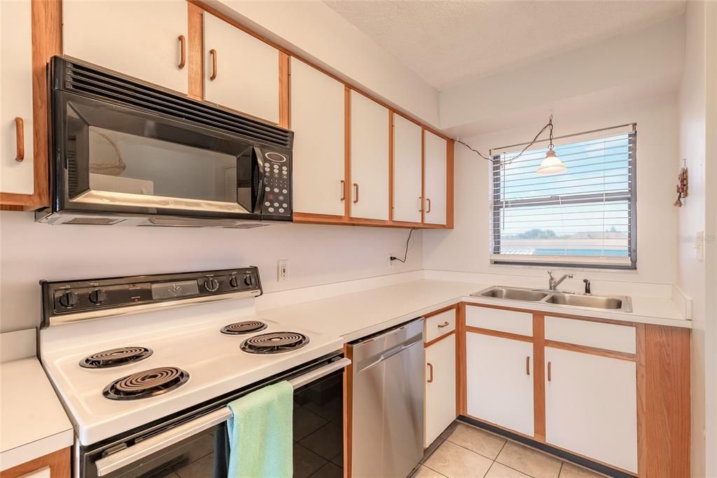 For Sale: $249,000 (2 beds, 2 baths, 876 Square Feet)