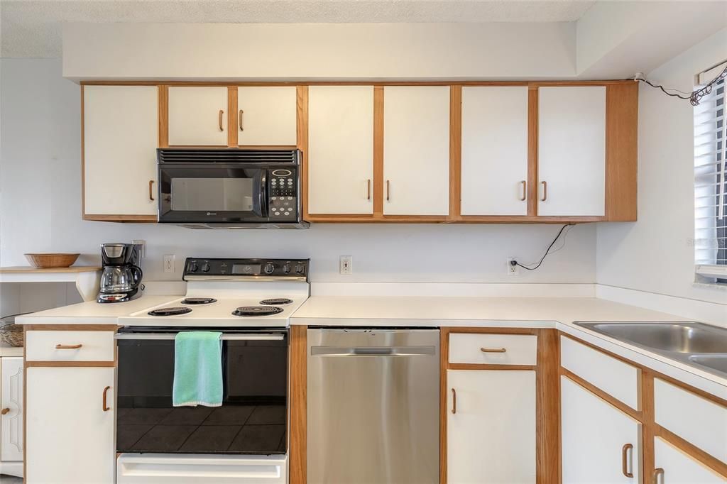 For Sale: $249,000 (2 beds, 2 baths, 876 Square Feet)