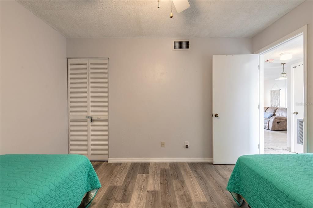 For Sale: $249,000 (2 beds, 2 baths, 876 Square Feet)