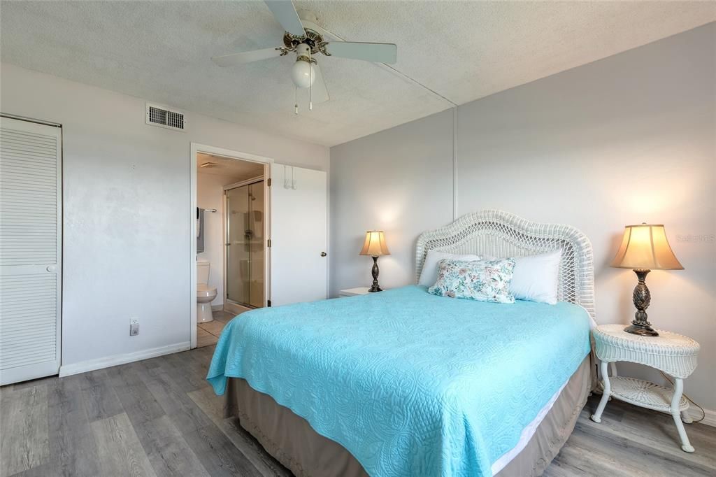 For Sale: $249,000 (2 beds, 2 baths, 876 Square Feet)