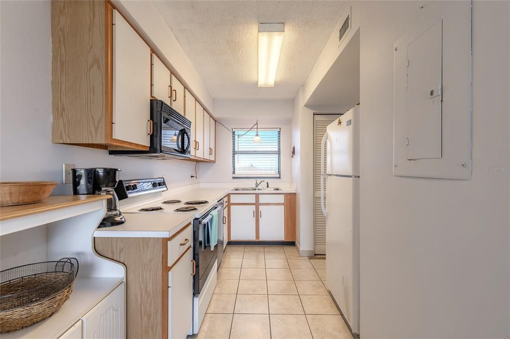 For Sale: $249,000 (2 beds, 2 baths, 876 Square Feet)