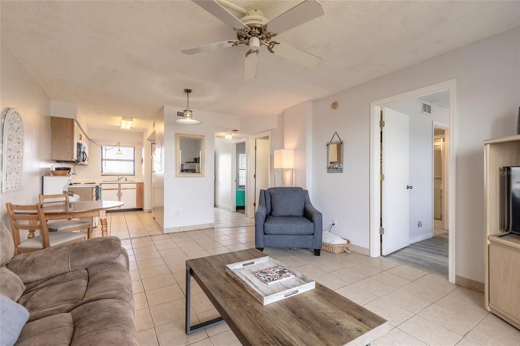 For Sale: $249,000 (2 beds, 2 baths, 876 Square Feet)