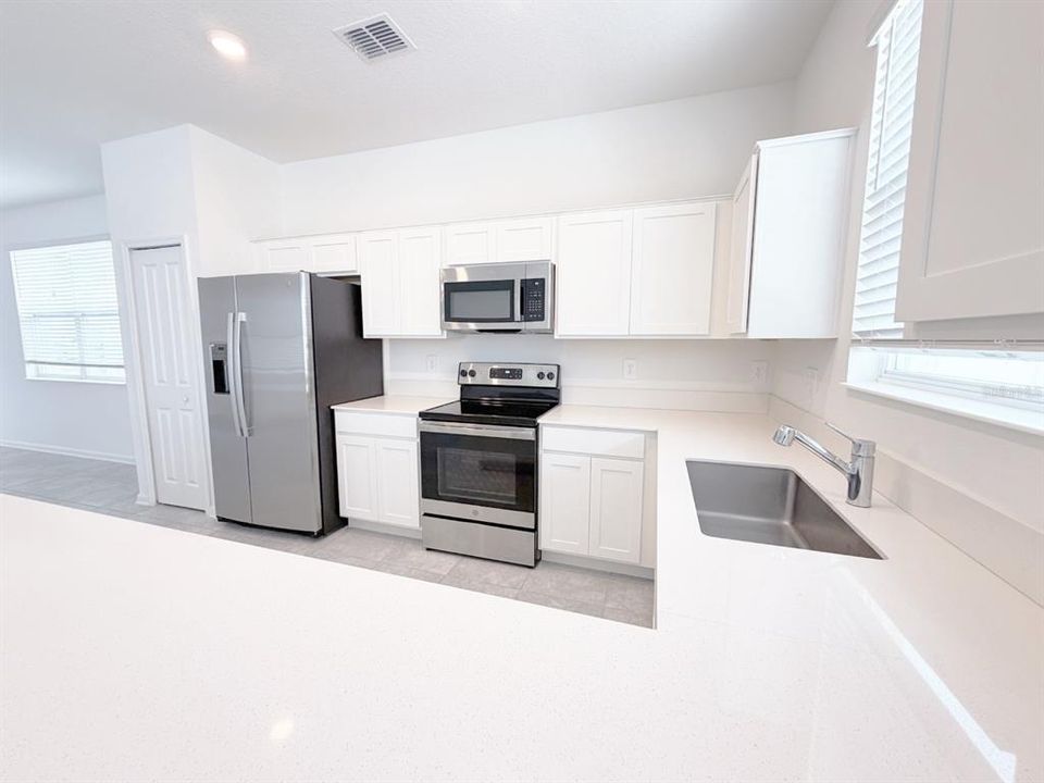 En Renta: $2,300 (3 camas, 2 baños, 1988 Pies cuadrados)