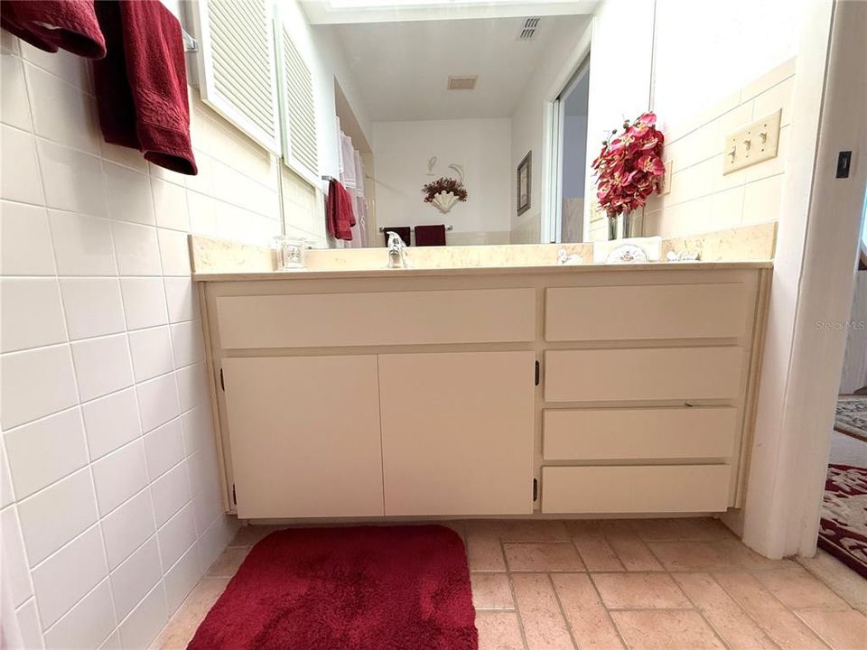 待售: $195,000 (2 贝兹, 2 浴室, 1395 平方英尺)