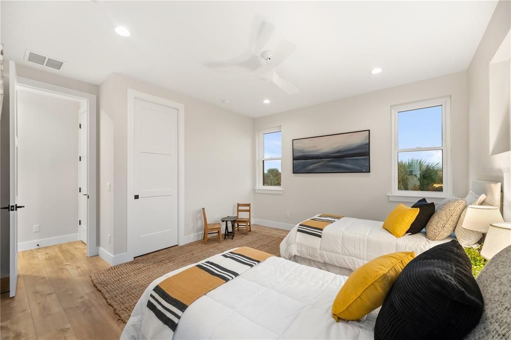 En Venta: $1,350,000 (3 camas, 3 baños, 2673 Pies cuadrados)