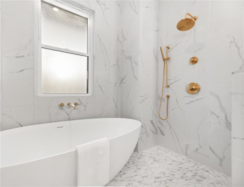 En Venta: $1,350,000 (3 camas, 3 baños, 2673 Pies cuadrados)