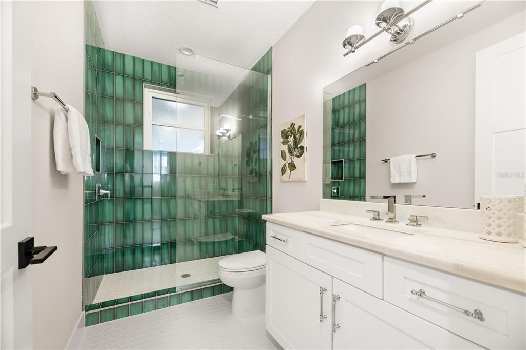 En Venta: $1,350,000 (3 camas, 3 baños, 2673 Pies cuadrados)