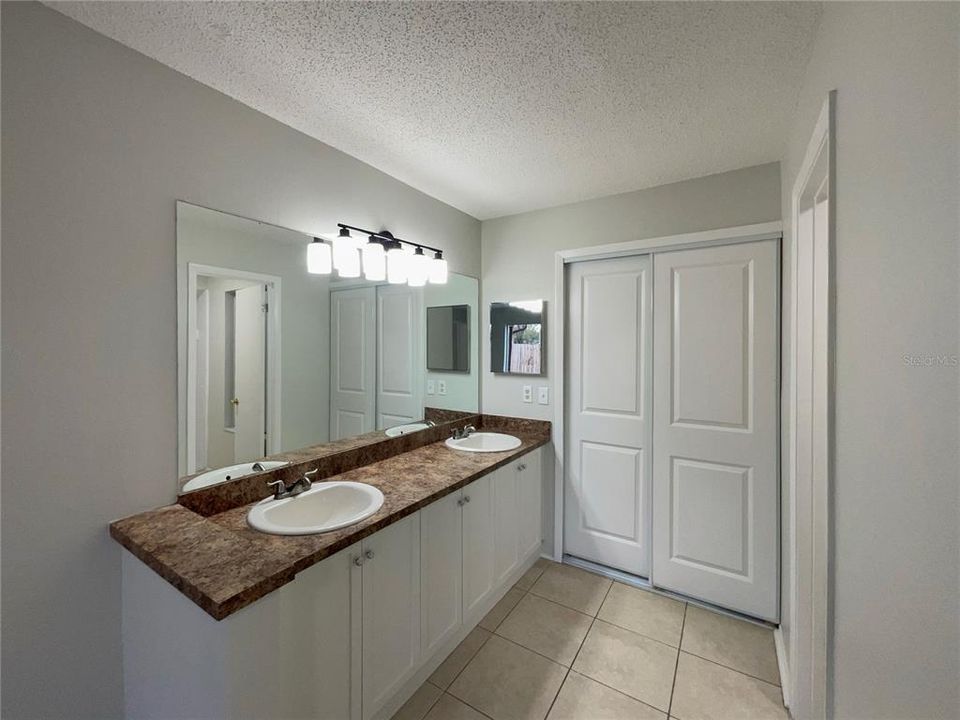 На продажу: $300,000 (3 спален, 2 ванн, 1399 Квадратных фут)