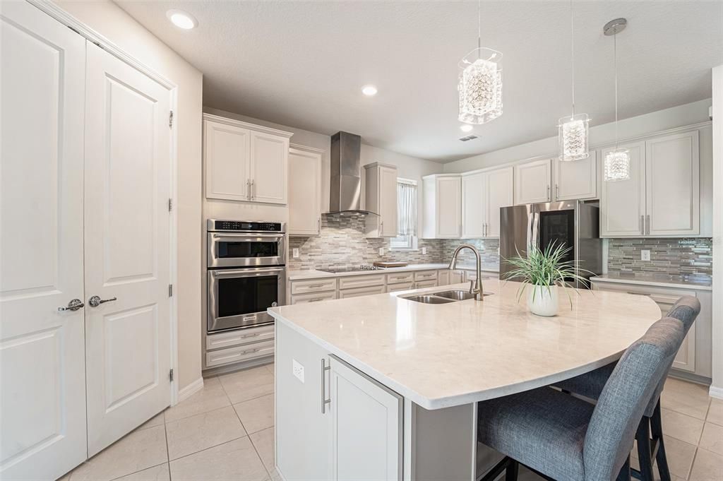 На продажу: $820,000 (6 спален, 3 ванн, 4199 Квадратных фут)