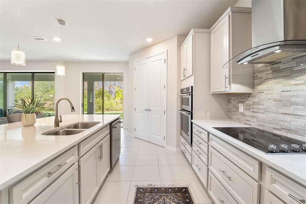 На продажу: $820,000 (6 спален, 3 ванн, 4199 Квадратных фут)