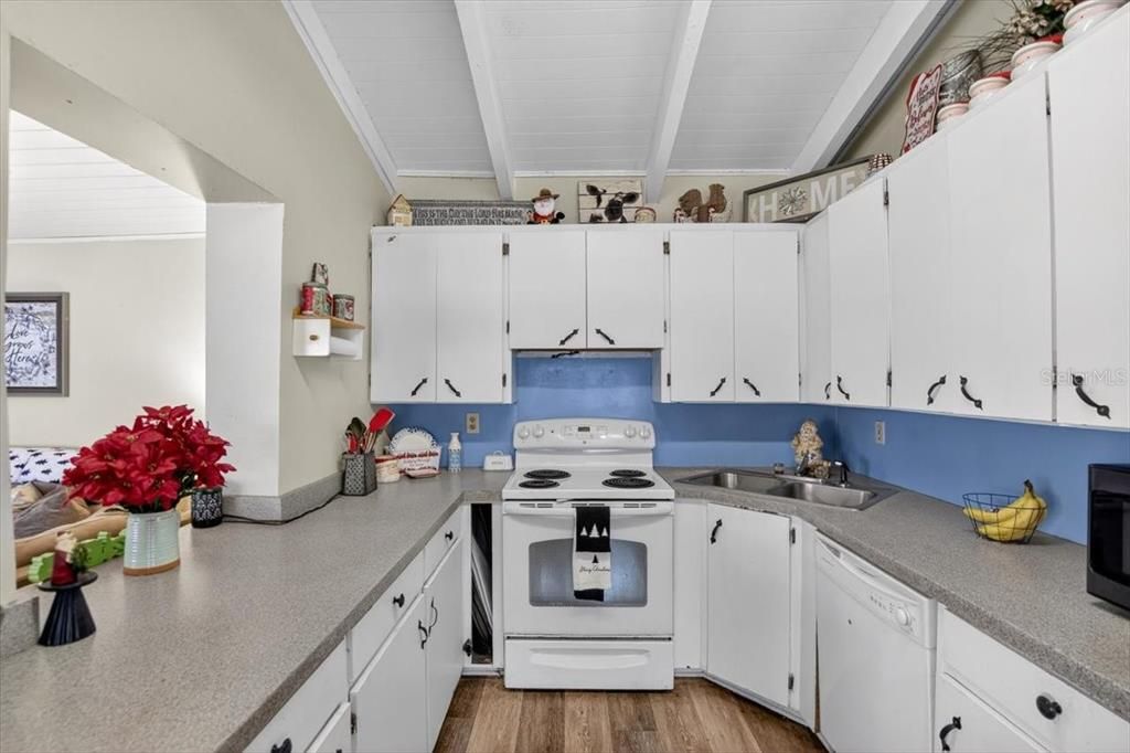 На продажу: $285,000 (4 спален, 2 ванн, 1864 Квадратных фут)