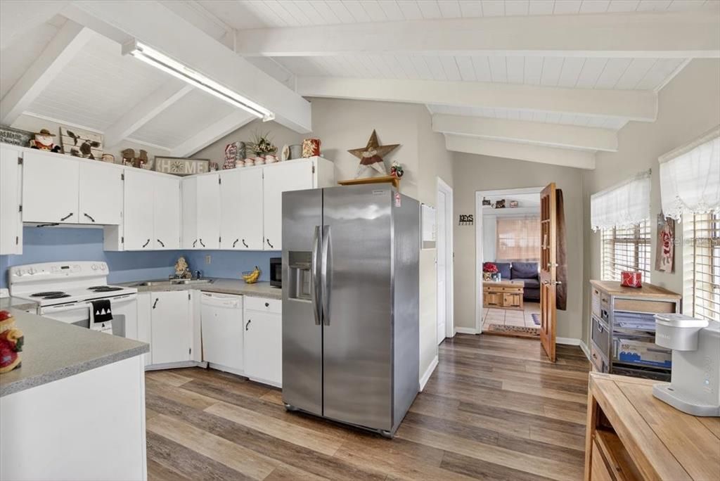 На продажу: $285,000 (4 спален, 2 ванн, 1864 Квадратных фут)