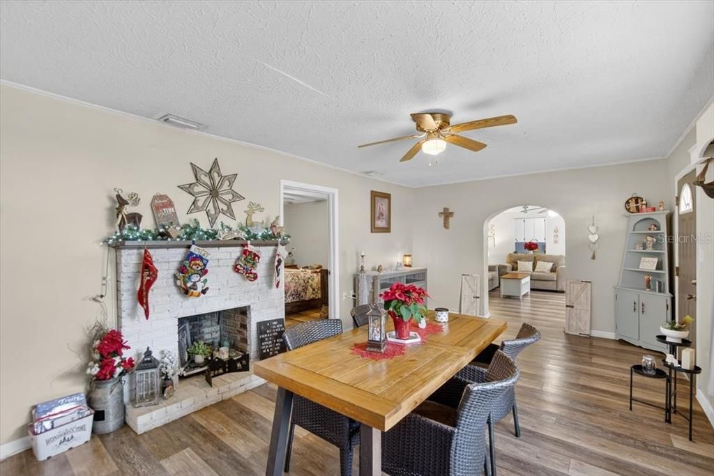 На продажу: $285,000 (4 спален, 2 ванн, 1864 Квадратных фут)