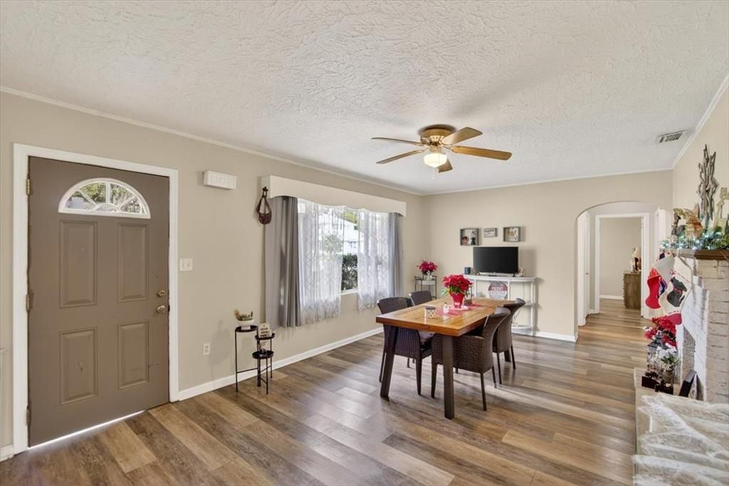 На продажу: $285,000 (4 спален, 2 ванн, 1864 Квадратных фут)