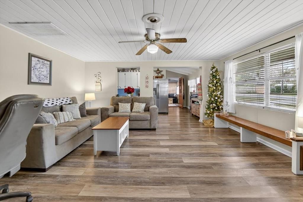 На продажу: $285,000 (4 спален, 2 ванн, 1864 Квадратных фут)