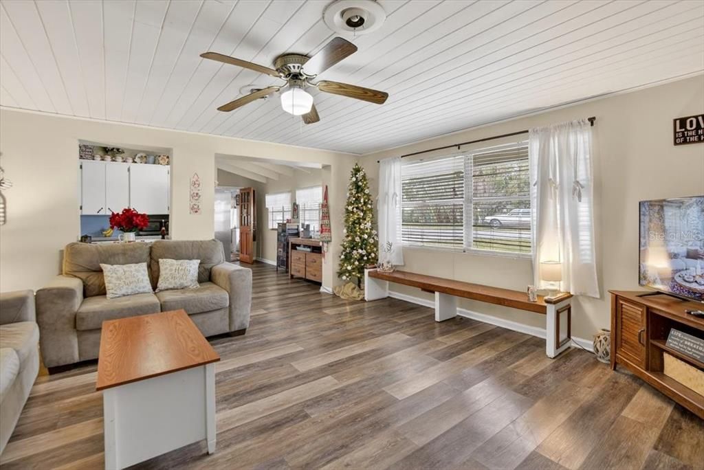 На продажу: $285,000 (4 спален, 2 ванн, 1864 Квадратных фут)