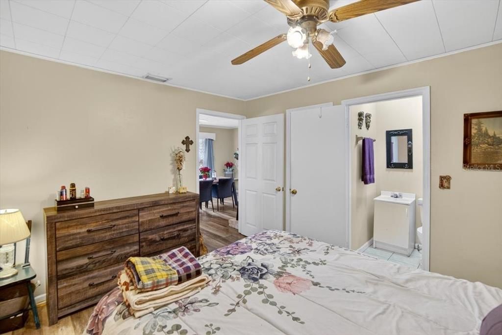 На продажу: $285,000 (4 спален, 2 ванн, 1864 Квадратных фут)