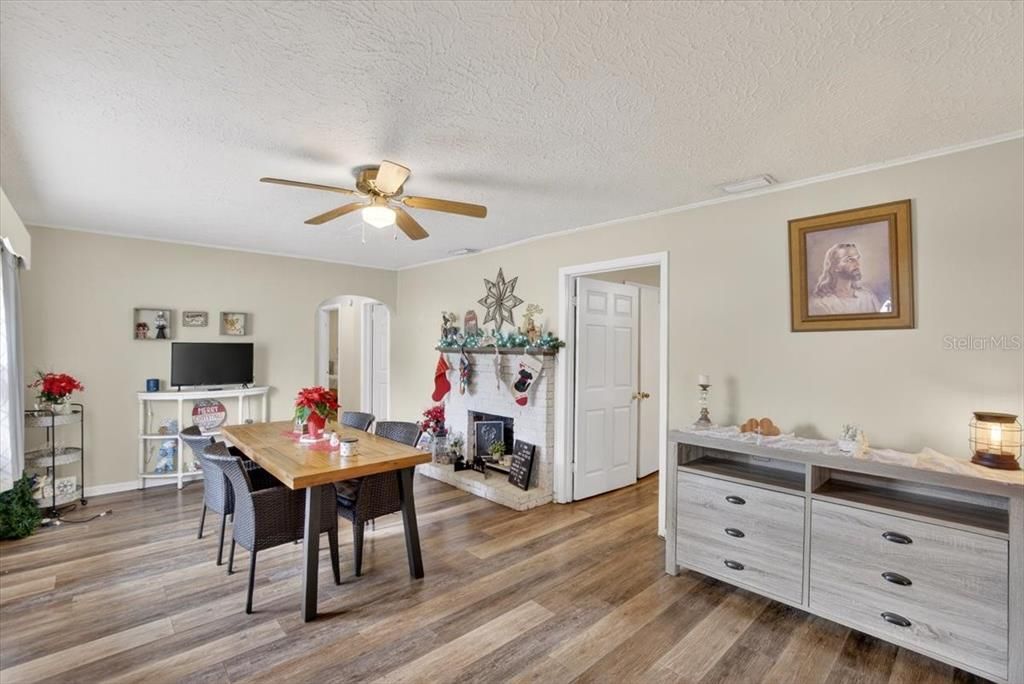 На продажу: $285,000 (4 спален, 2 ванн, 1864 Квадратных фут)