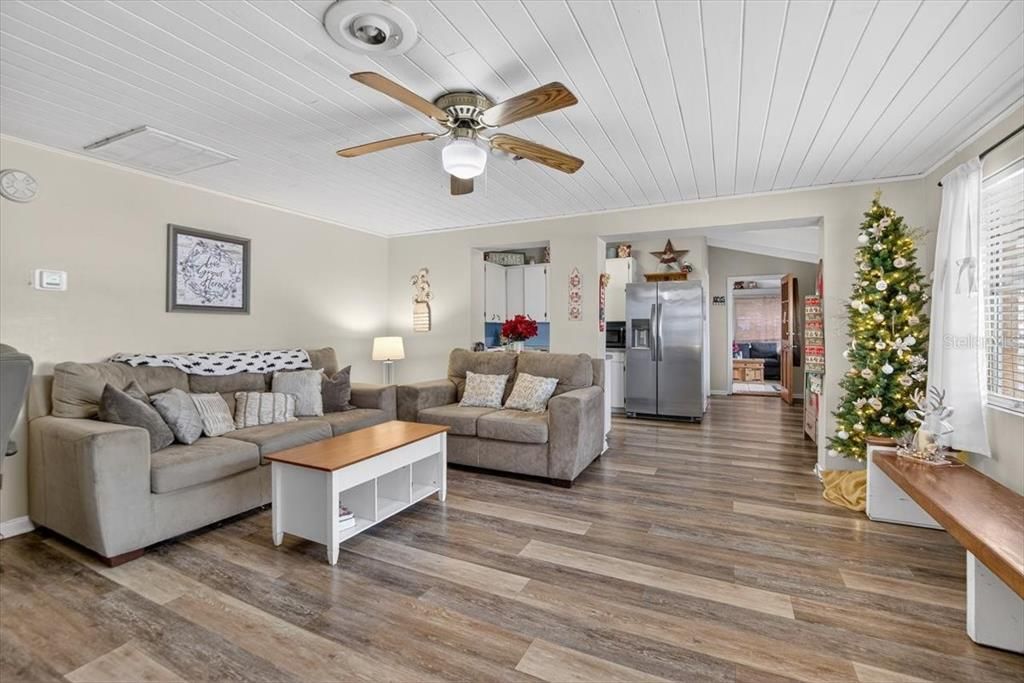 На продажу: $285,000 (4 спален, 2 ванн, 1864 Квадратных фут)