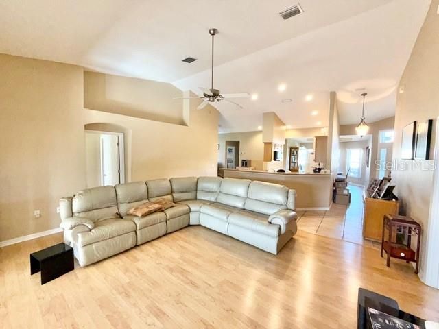 В аренду: $2,395 (3 спален, 2 ванн, 1895 Квадратных фут)