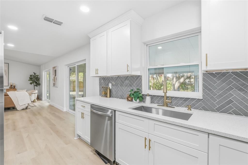 На продажу: $439,900 (4 спален, 2 ванн, 1506 Квадратных фут)