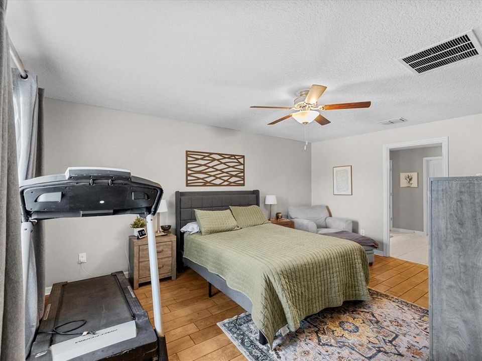 For Sale: $335,000 (4 beds, 2 baths, 1939 Square Feet)