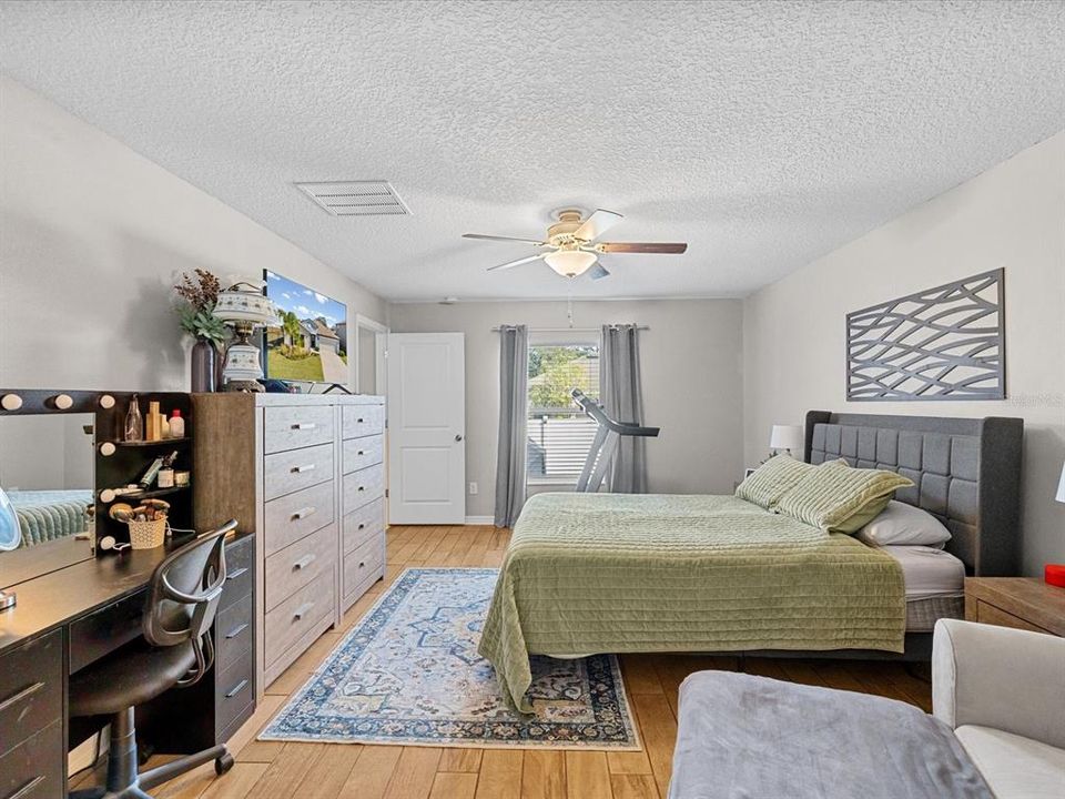 For Sale: $335,000 (4 beds, 2 baths, 1939 Square Feet)