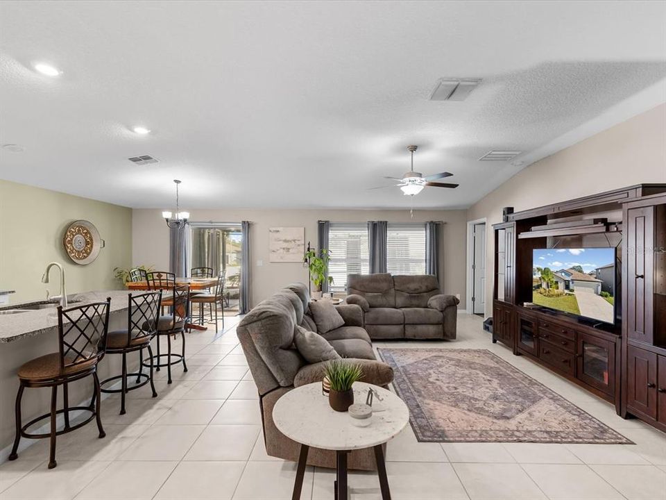 For Sale: $335,000 (4 beds, 2 baths, 1939 Square Feet)