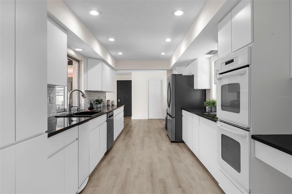 En Venta: $729,900 (4 camas, 2 baños, 2445 Pies cuadrados)