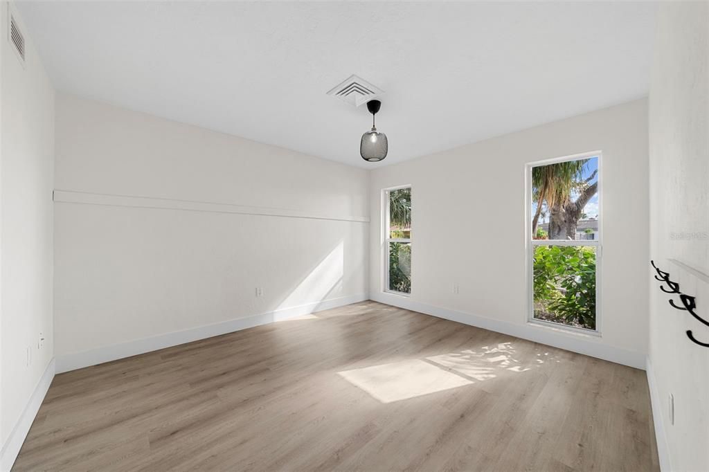 En Venta: $729,900 (4 camas, 2 baños, 2445 Pies cuadrados)