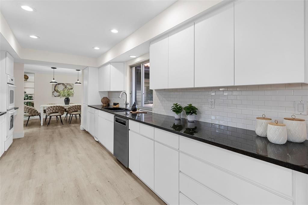 En Venta: $729,900 (4 camas, 2 baños, 2445 Pies cuadrados)