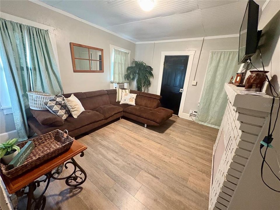 For Rent: $2,000 (2 beds, 1 baths, 570 Square Feet)